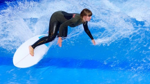 Surfeuse en action