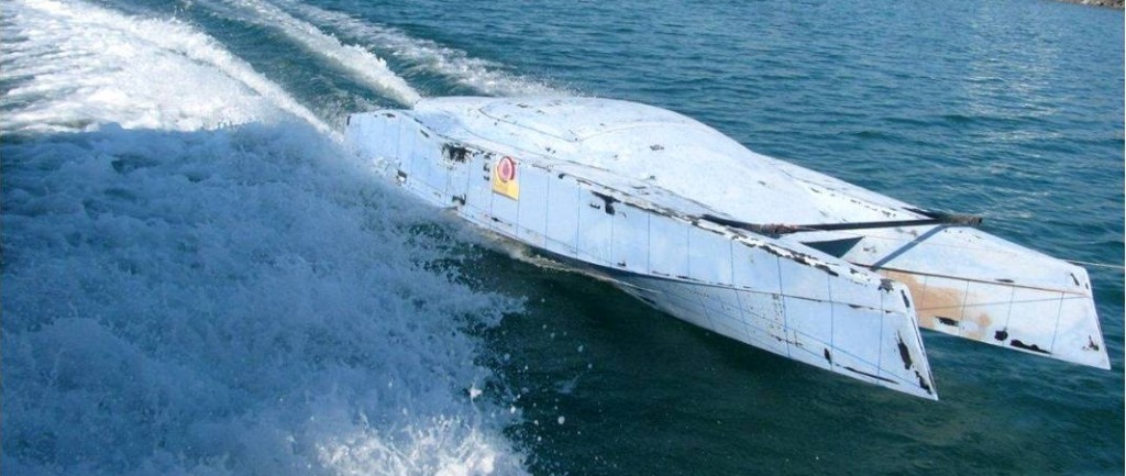 Maquette du catamaran TGB 34 en phase de test sur l'eau 