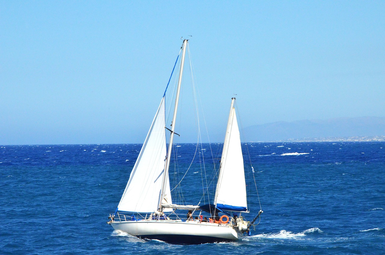 Un voilier au large de la Crète, en Grèce