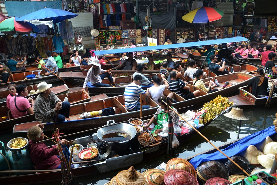 Barques dans les canaux de Bangkok